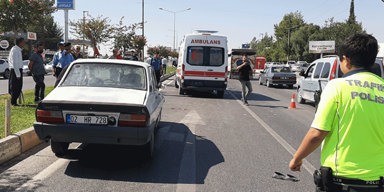 Otomobil motosikletle çarpıştı