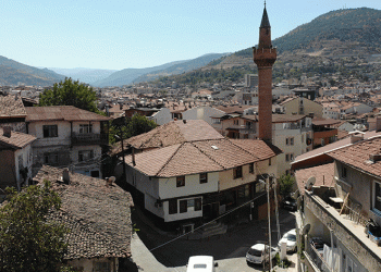 Temelsiz cami zamana meydan okuyor
