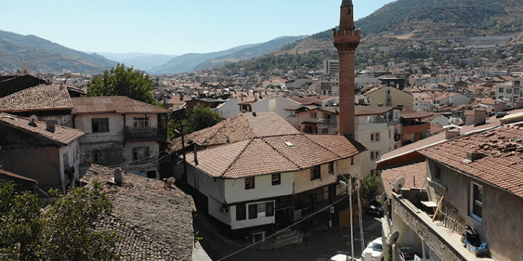 Temelsiz cami zamana meydan okuyor