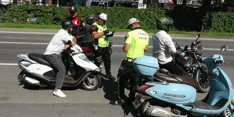 Motosiklet sürücüleri denetlenip, bilgilendirildi