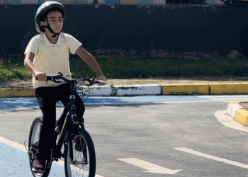 Çocuklar direksiyon başına geçti