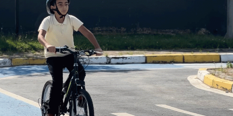 Çocuklar direksiyon başına geçti