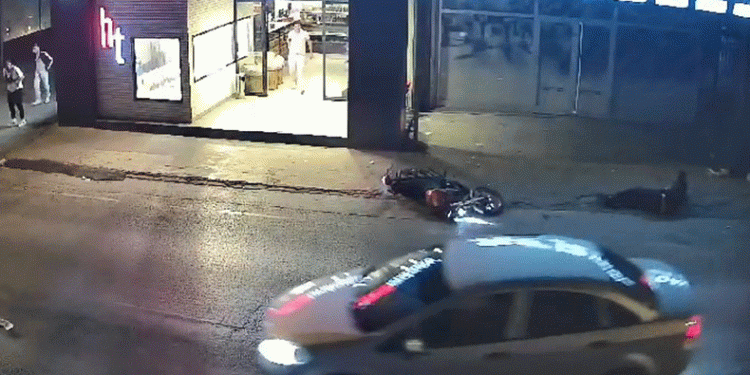 Motosiklete çarpan motosikletli, metrelerce savruldu