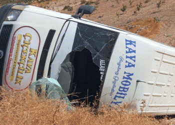 Şanlıurfa’da minibüs devrildi: 2 yaralı