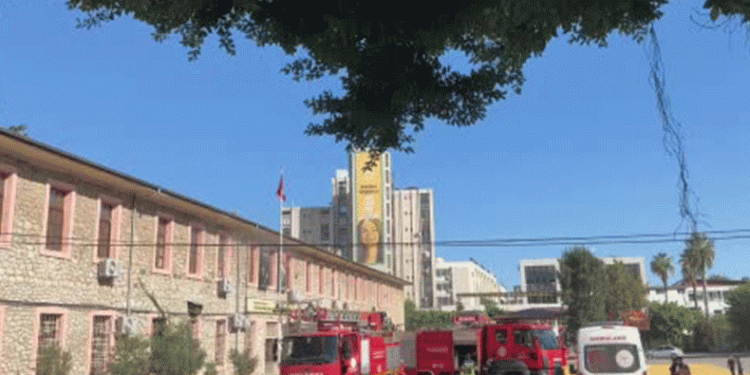 Mersin’de okulda çıkan yangın korkuttu