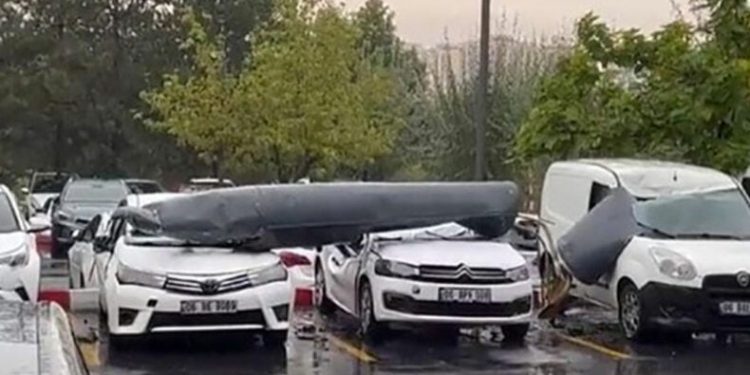 F-4 uçağının parçası otoparka düştü