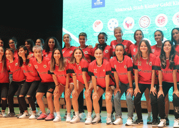 İzmir futbolunun efsaneleri bir araya geldi