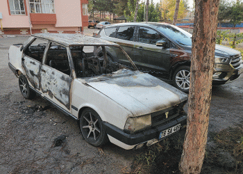 Park halindeki otomobil alev topuna döndü