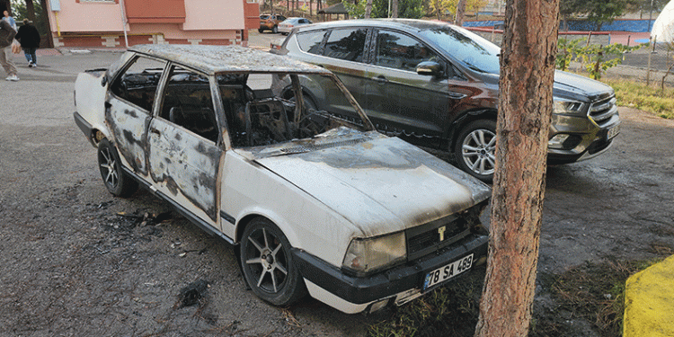 Park halindeki otomobil alev topuna döndü