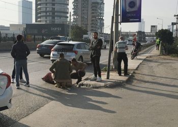 Bursa’da kaldırıma çıkarken düştü, üzerinden araç geçti