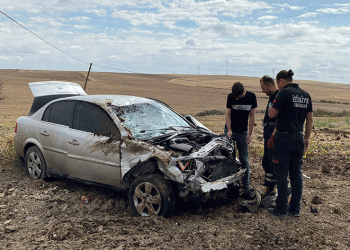 Hurdaya dönen araçtan sağ salim çıktı