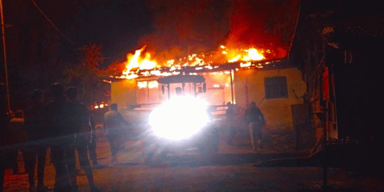 Alevlere teslim olan ev kullanılamaz hale geldi