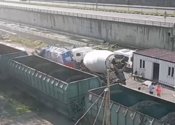 Beton mikseri trenle çarpıştı