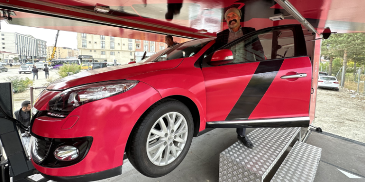 Yüksekova’da simülasyon tırına yoğun ilgi