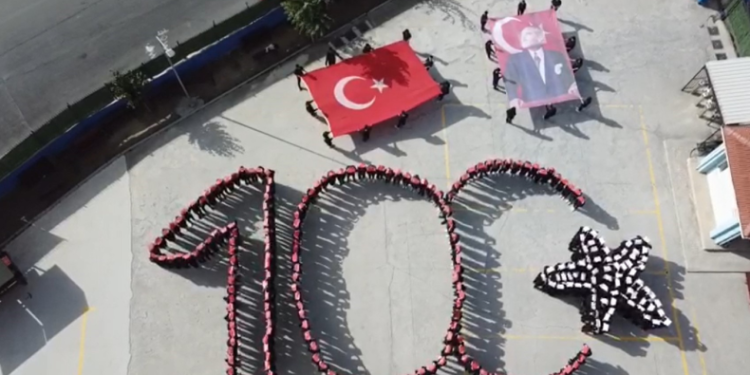 Lise öğrencilerinden 100’üncü yıla özel koreografi