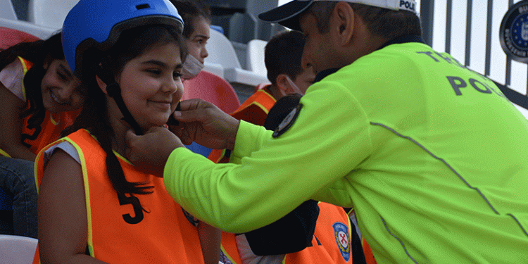 Bursa polisi, öğrencilere ders veriyor
