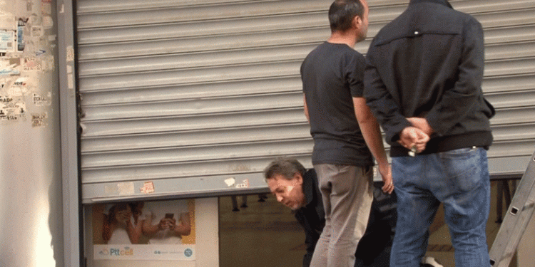 Kapı bozulunca çareyi sürünmekte buldular