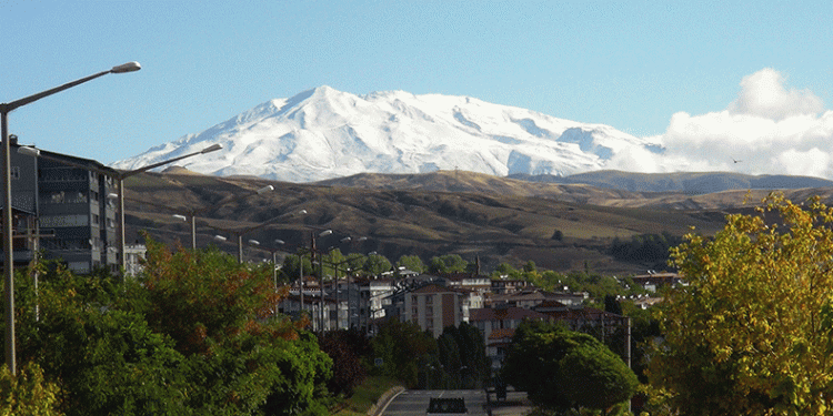 Süphan Dağı beyaza büründü