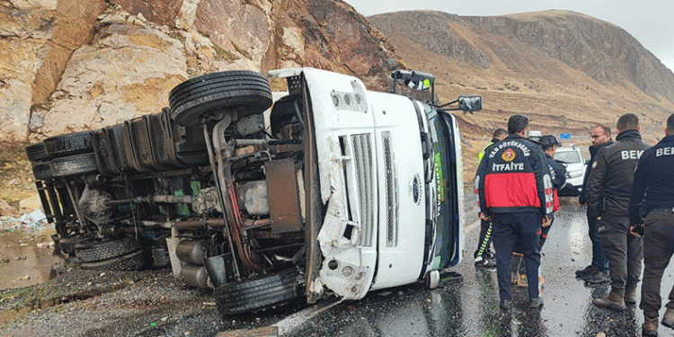 Gevaş’ta tır devrildi: 1 yaralı