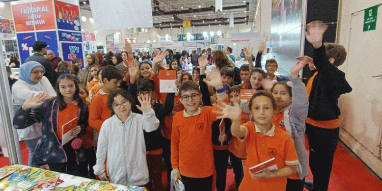 Öğrenciler kitap fuarını gezdi