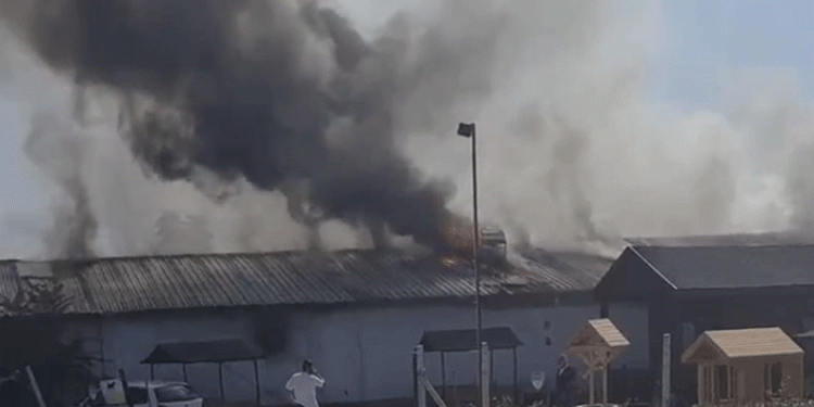 Mobilya imalathanesinde korkutan yangın