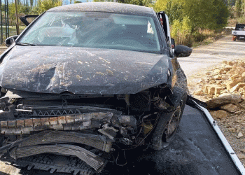 Emet’te otomobil moloz yığınına çarptı