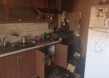 Arıza yapan çamaşır makinası mutfağı yaktı