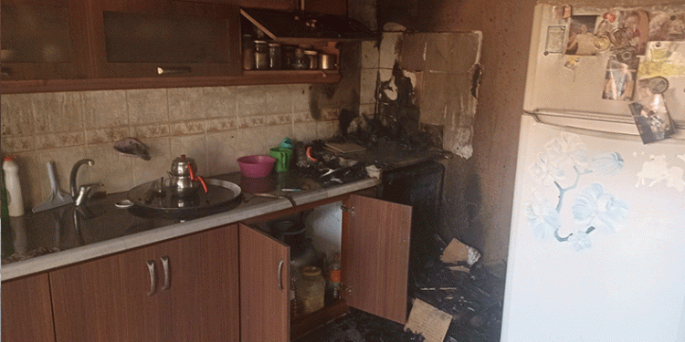 Arıza yapan çamaşır makinası mutfağı yaktı