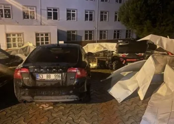 Fırtına Okul çatısını uçurdu