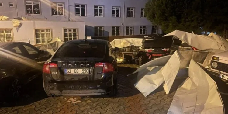 Fırtına Okul çatısını uçurdu