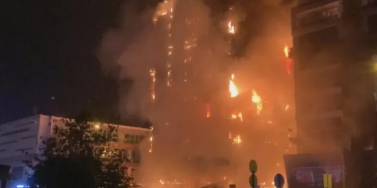 Bursa’da 10 katlı iş merkezi alev alev yandı!