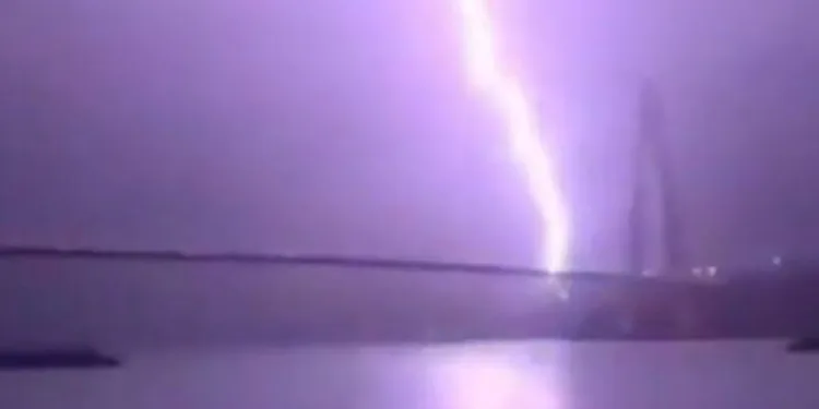 Yavuz Sultan Selim Köprüsü’ne yıldırım düştü