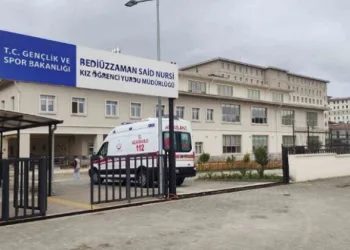 Yurtta kalan 90 öğrenci yediği yemekten zehirlendi