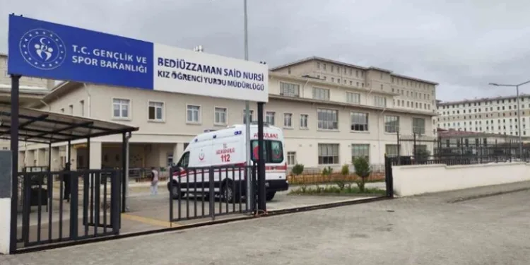 Yurtta kalan 90 öğrenci yediği yemekten zehirlendi