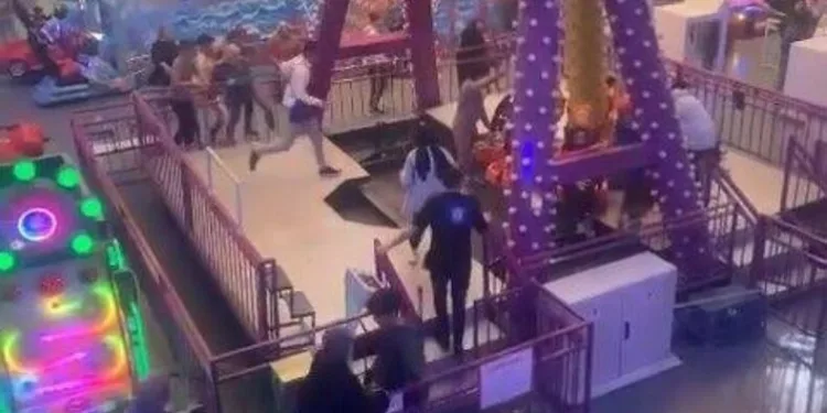 AVM’de faciadan dönüldü: Çocukların bindiği oyuncak devrildi