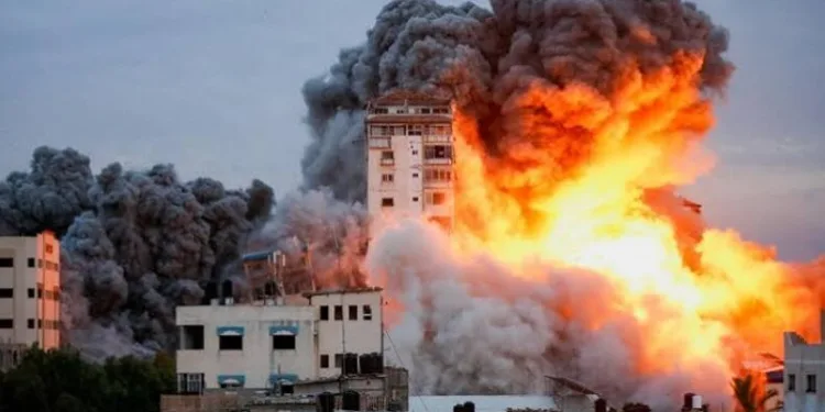 İsrail, BM’ye ait Fakhoora Okulu’nu vurdu: 50 ölü