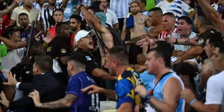 Brezilya – Arjantin maçında tribünler karıştı! Messi takımı sahadan çekti!