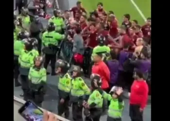 Polis futbolcuları jopladı