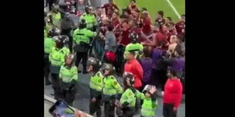 Polis futbolcuları jopladı