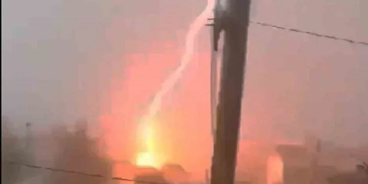 Muğla’da yıldırımın düşme anı kameraya yansıdı