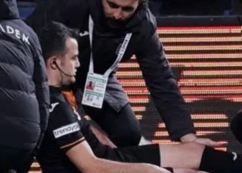 Başakşehir-Pendikspor maçında ilginç olay hakem sakatlandı! Hastaneye kaldırıldı