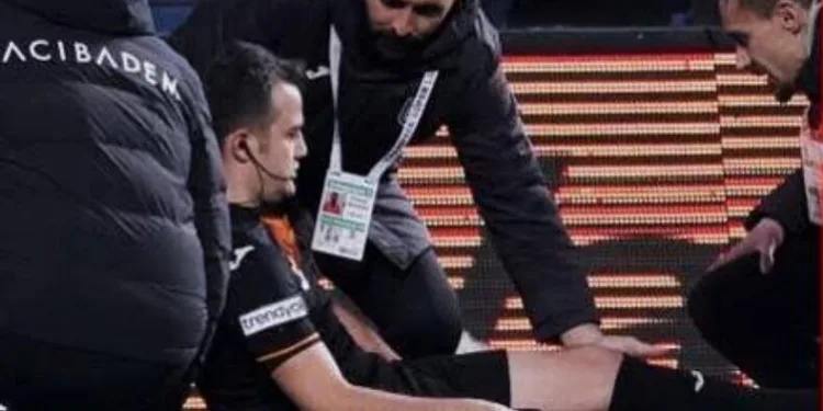 Başakşehir-Pendikspor maçında ilginç olay hakem sakatlandı! Hastaneye kaldırıldı