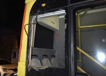 Bursa’da otobüsün üzerine çatı uçtu! Yaralılar var