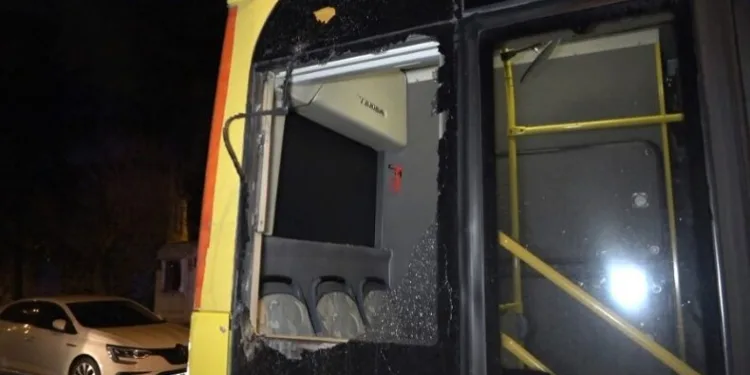 Bursa’da otobüsün üzerine çatı uçtu! Yaralılar var