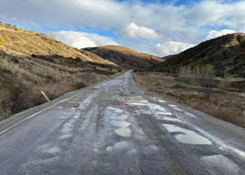 Ankara’da vatandaşlar bozuk yola tepki gösterdi