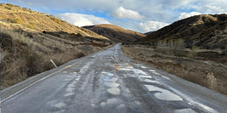 Ankara’da vatandaşlar bozuk yola tepki gösterdi