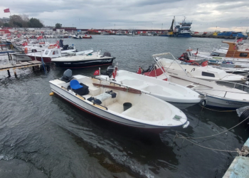 Şiddetli lodos: Deniz çalkalanıyor, tekneler dans ediyor