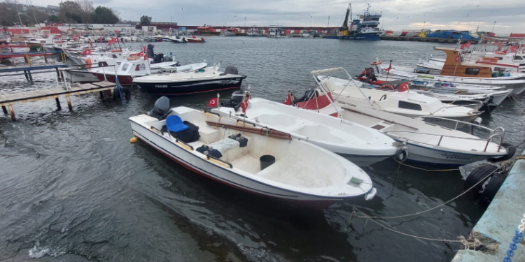 Şiddetli lodos: Deniz çalkalanıyor, tekneler dans ediyor