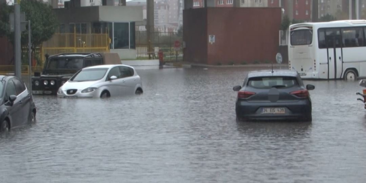 Büyükçekmece’de sanayi sitesinde su baskını