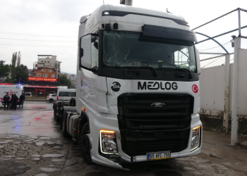 Tır belediye otobüsüne çarptı